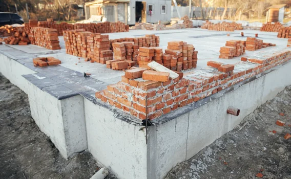 Что лучше для частного дома: кирпич, блок или каркас