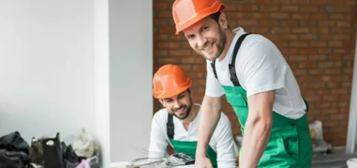 Шовный сайдинг vs «ёлочка»: крепёж и ветровые нагрузки